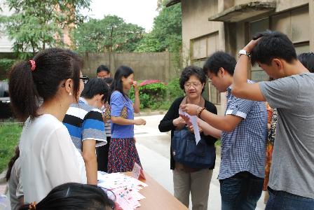 耐心为老教师介绍资料