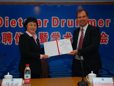 马玉录副校长为Dietmar Drummer教授颁发客座教授聘书